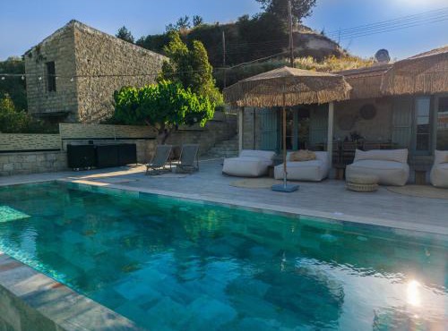 THE COTTAGE - Modern Tradition - Luxury 2-Bedroom Boho Retreat with Private Infinity Pool