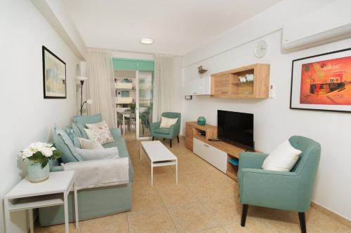 Olivia Mackenzie 2 BDR, Pool, 3m walk to the sea