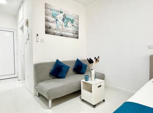 Silver Blu APT - Beachside - Location - Office