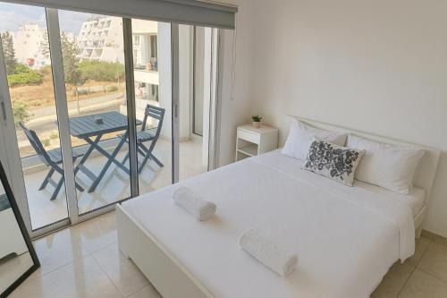 White Sea View Apartment