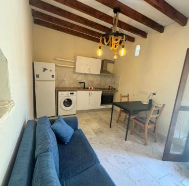 Charming Cyprus Getaway in Pfos - Garden View Holiday House