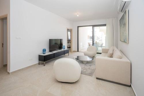 Kalamon Luxury Suite 202 w Pool and Gym in Larnaca