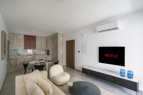 Kalamon Luxury Suite 203 w Pool and Gym in Livadhia