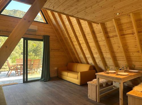 Spacious Mountain Retreat with BBQ Facilities