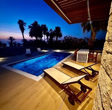 Santa Barbara Seafront villas w jacuzzi pool